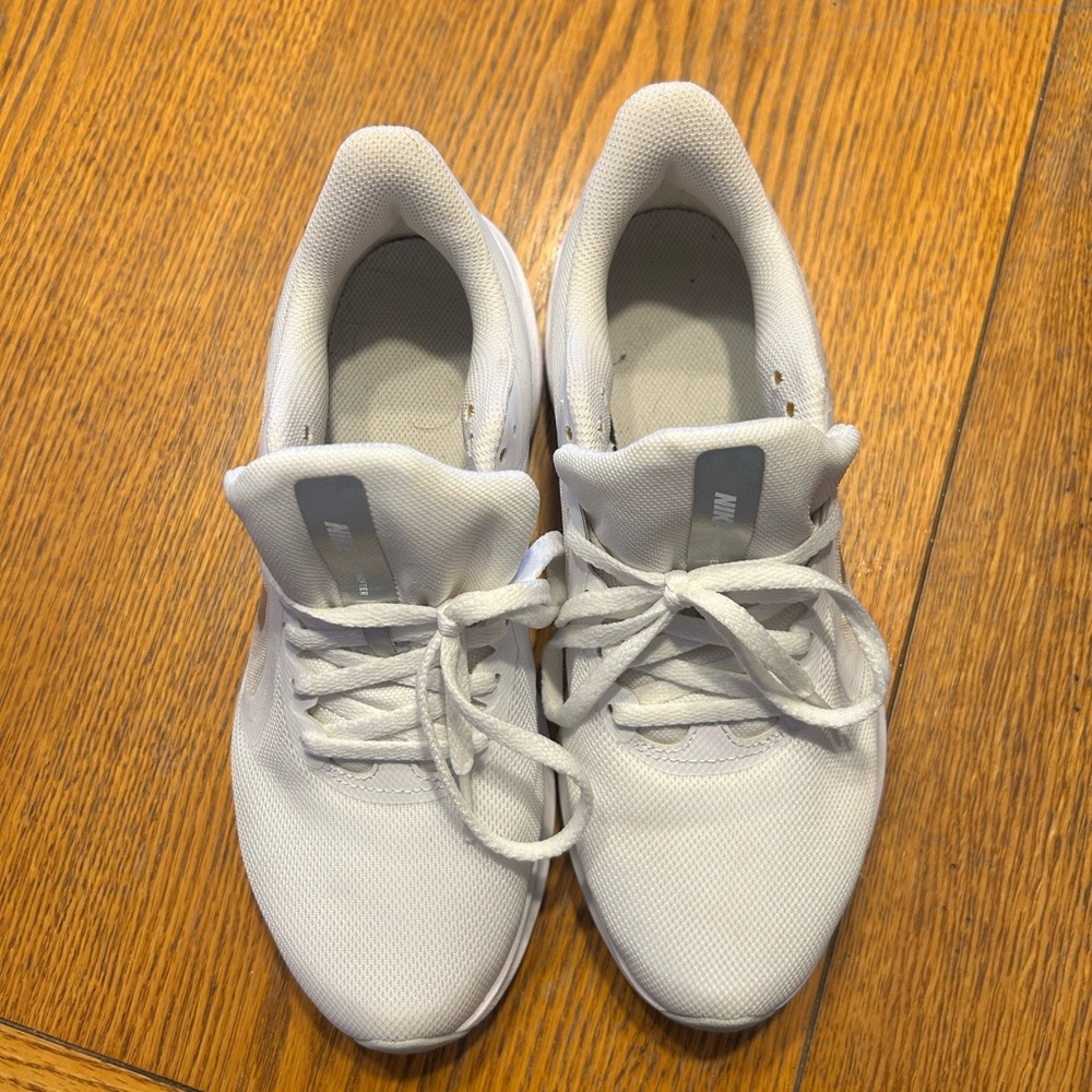 White Nike tennis shoes